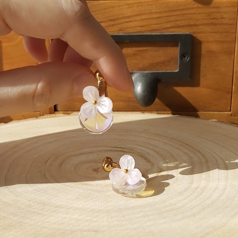 Acrylic flower earrings earrings Clip-On gold-plated birthday gift - Earrings & Clip-ons - Acrylic White