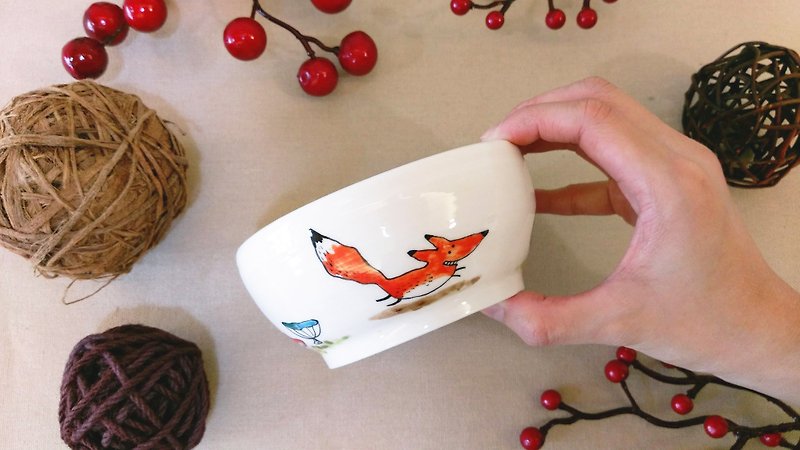 Valentine's Day birthday gift preferred running fox underglaze painted hand-drawn bovine disc - Bowls - Porcelain Multicolor