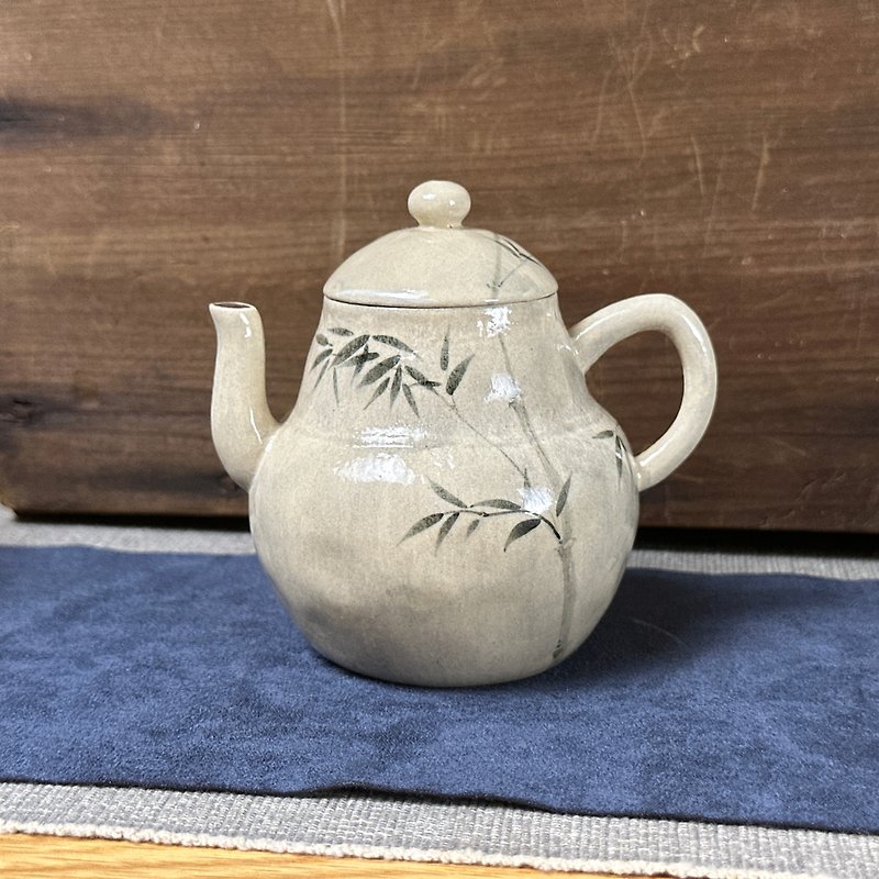 Taiwan [hand-painted] white glaze handmade pot - Teapots & Teacups - Pottery White