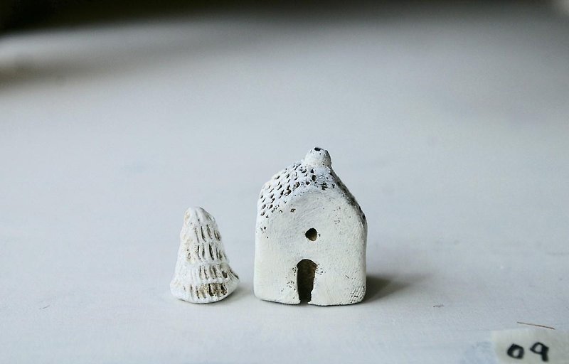 Little house with chimney 煙突の小さな家09（もみの木付き） - 置物 - 陶器 ホワイト
