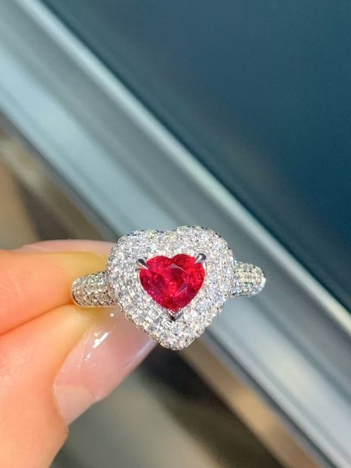 臺北奧斯珠寶｜客製莫桑石、莫桑鑽、GIA鑽石、彩色寶石 無燒心形鴿血紅寶戒指 1.24克拉
