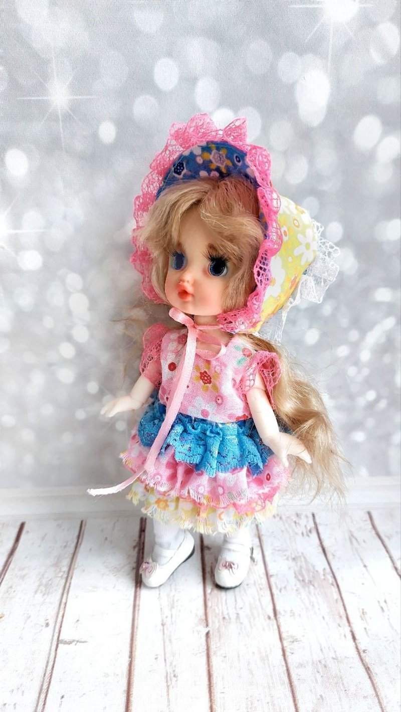 Blonde doll with blue eyes. - 玩偶/公仔 - 塑膠 白色