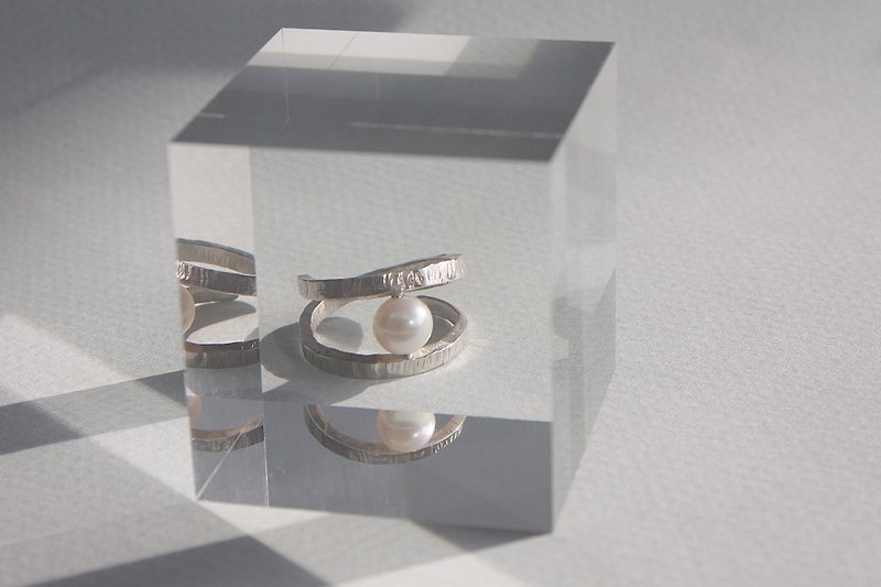 Forge silver ring set with fresh water pearl - แหวนทั่วไป - เงิน สีเทา