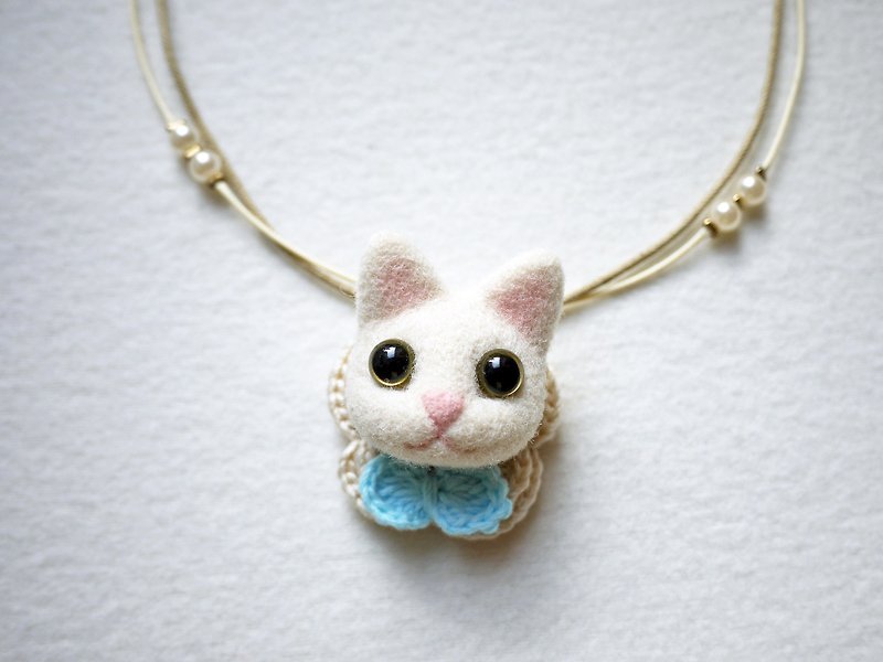 Petwoolfelt - Needle-felted white cat 2-ways accessories (necklace + brooch) - Necklaces - Wool White