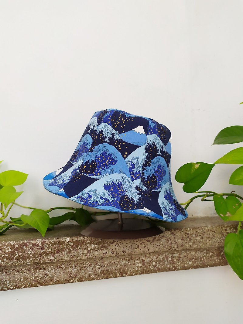 Handmade double-sided fisherman hat/short brim/sun hat/gold leaf wave Mount Fuji - Hats & Caps - Cotton & Hemp Blue