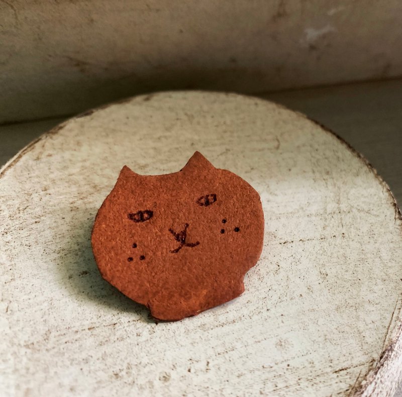 Cat vintage leather pin brooch - Brooches - Genuine Leather 