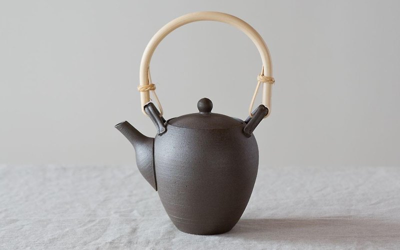 籐の弦つき急須　焼き締め - 茶壺/茶杯/茶具 - 陶 黑色