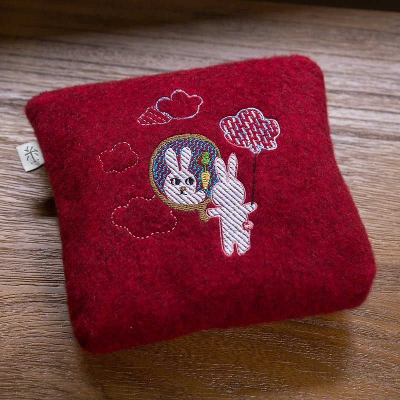 Rabbit treasure to find their own embroidery Cosmetic - กระเป๋าเครื่องสำอาง - ขนแกะ สีแดง