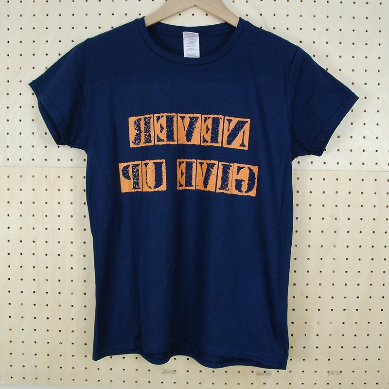 新創設計師-T恤：【NEVER GIVE UP】短袖 T-shirt《中性/修身》(藏青)-850 Collections - 女 T 恤 - 棉．麻 多色