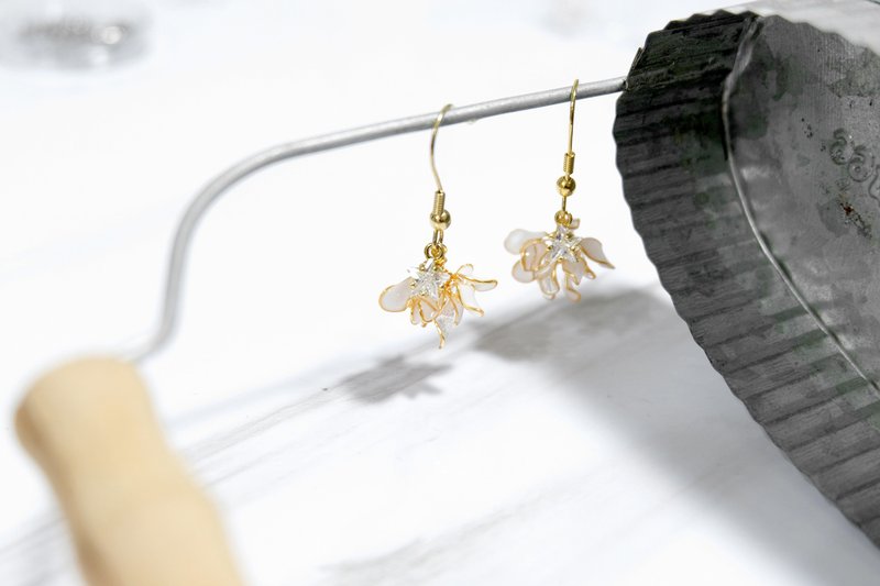 耳針x耳夾水晶花-海帶花裙(白色)_光點飾品 - 耳環/耳夾/耳骨夾 - 樹脂 白色