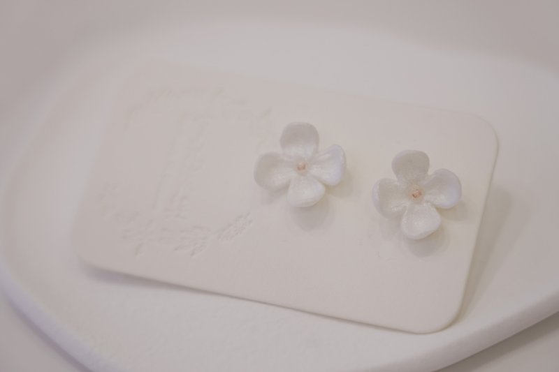 Handmade lilac earrings with changeable Clip-On and unique design of soft pottery lilac flowers - ต่างหู - ดินเผา ขาว