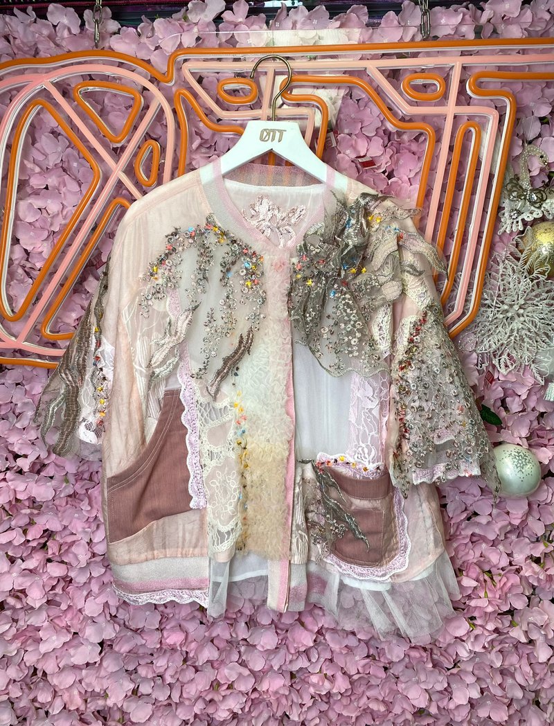 OTT Unique•Unique Japanese style light pink embroidered lace hand-crocheted crepe denim knitted jacket - สเวตเตอร์ผู้หญิง - ผ้าฝ้าย/ผ้าลินิน สึชมพู