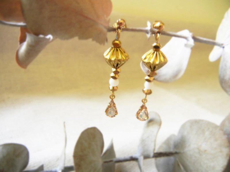 *coucoubird*Light Gemstone Vintage Brass Earrings / Champagne Water Drop Gems - ต่างหู - เครื่องเพชรพลอย สีทอง