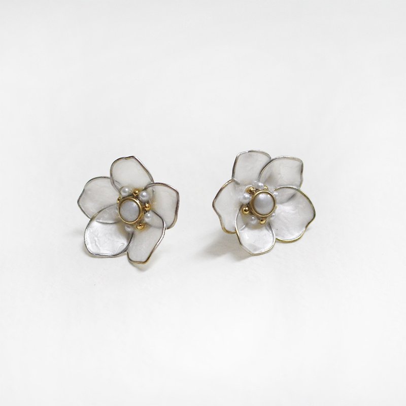 half's half- bloom (large flowers Pearl White) - Flower / Drilling / auricular / ear clip / needle / earrings / resin - ต่างหู - โลหะ ขาว