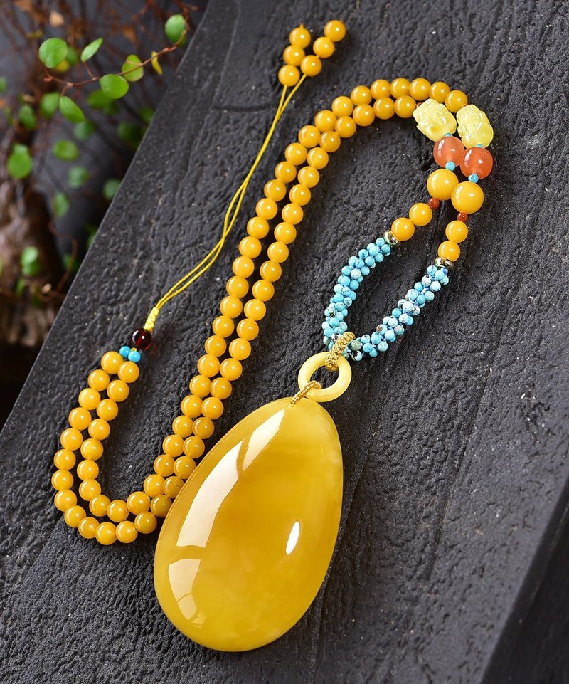 Natural Russian material Wax water drop pendant is round and full of honey full of Wax real Russian material chicken oil red - สร้อยคอ - คริสตัล 