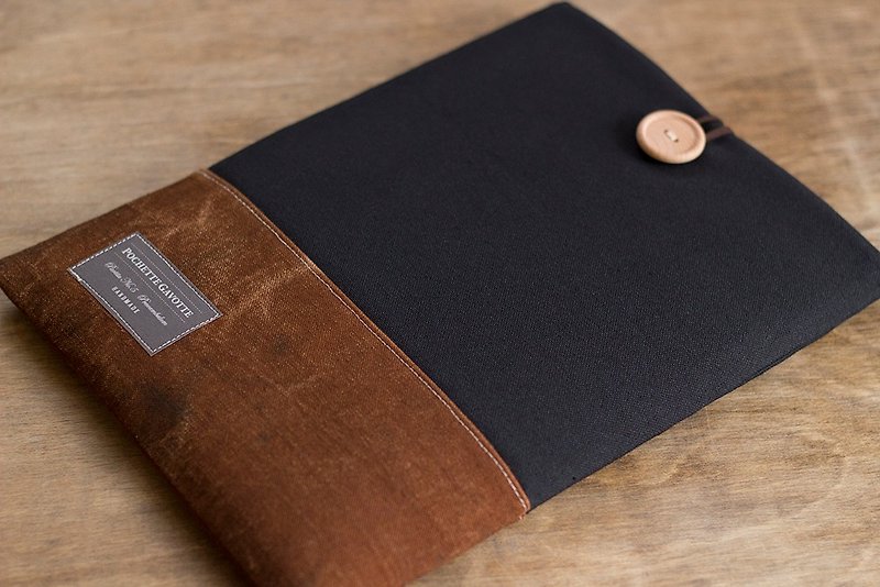 タブレットケース　ブラック・手染めブラウン　１１号帆布　木製ボタン - タブレット・PCケース - コットン・麻 ブラック