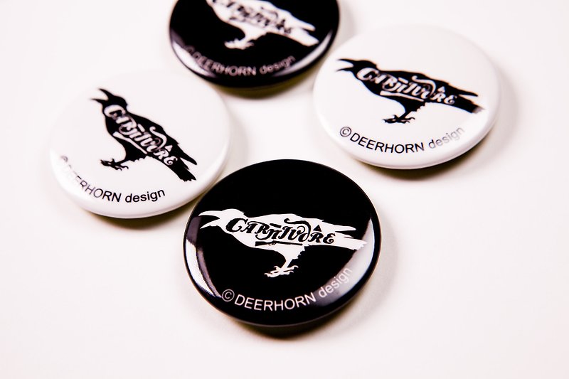 Deerhorn design / antler badge carnivore black and white 4.4cm pin badge - Badges & Pins - Plastic Black
