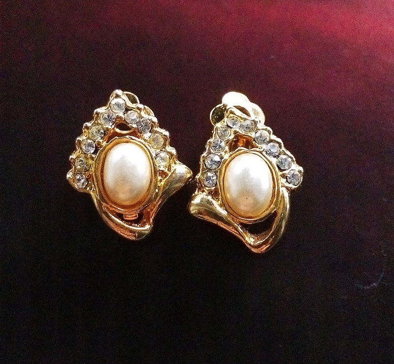 Vintage Jewelry 西洋古董飾品 小巧 珠鑽 夾式耳環 - ต่างหู - โลหะ สีทอง