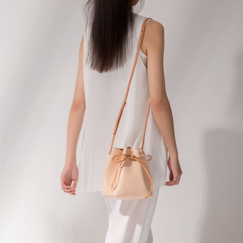 New leather mini bucket bag vegetable tanned leather small side backpack - กระเป๋าแมสเซนเจอร์ - หนังแท้ ขาว