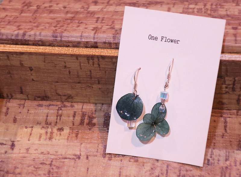 One Flower  蘊綠 / 永生繡球花純銀耳針式耳環 可變更為夾式 (一對) - 耳環/耳夾 - 植物．花 綠色
