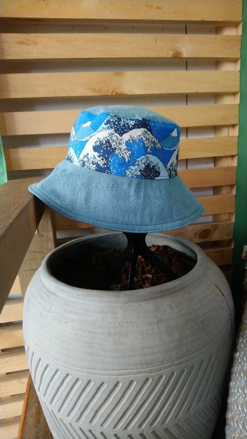 吱吱札札/雙面漁夫帽/浮世繪/富士山海浪/神奈川海浪拼接款(藍) - 帽子 - 棉．麻 藍色