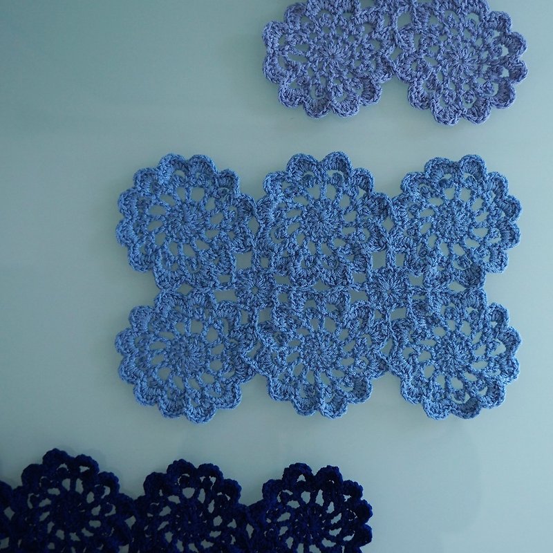 Handknitted beautiful color doily mat DPM2 - ผ้ารองโต๊ะ/ของตกแต่ง - วัสดุอื่นๆ สีน้ำเงิน