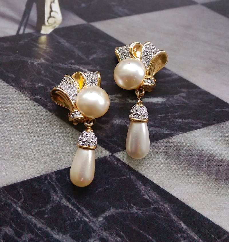 SWAROVSKI ribbon drop pearl pendant clip-on earrings. Western antique jewelry - ต่างหู - โลหะ สีทอง