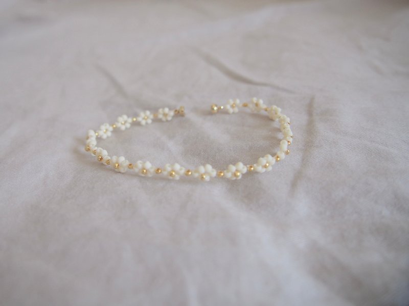 Beads bracelet detachable magnet matt white - สร้อยข้อมือ - วัสดุอื่นๆ สีทอง