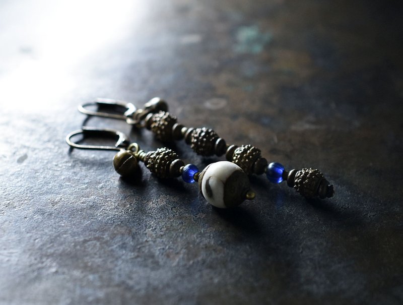 Tibetan brass decorative shell beads, granular brass, blue antique beads, ethnic bell asymmetrical earrings - ต่างหู - โลหะ สีทอง