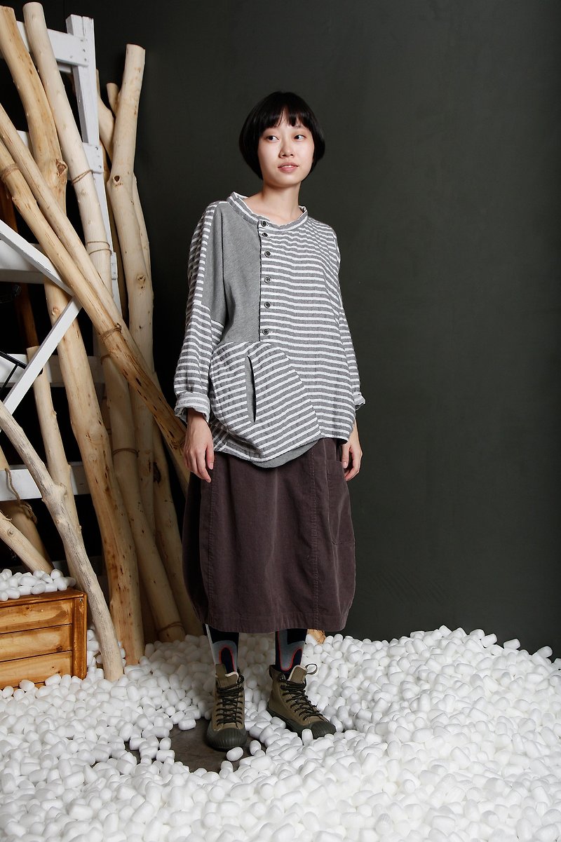 Native _ abstract concept asymmetric striped pocket top - เสื้อผู้หญิง - ผ้าฝ้าย/ผ้าลินิน สีเทา