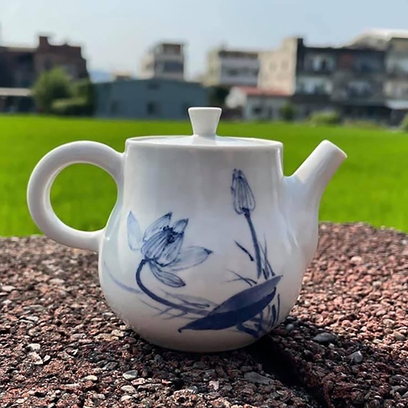 Teapot with lotus flavor-Bai Yumin x Lin Feiman blue and white porcelain teapot creation-tea ceremony tea utensils - Teapots & Teacups - Porcelain White