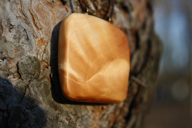 Natural drawing Pendant Talisman SUN RAYS MOUNTAINS Unique texture Amulet Solar - 項鍊 - 木頭 