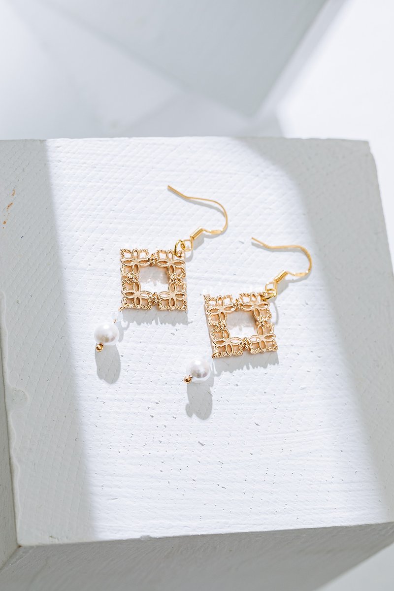 Xiaojiabiyu-window grille pearl earrings - Earrings & Clip-ons - Pearl Khaki