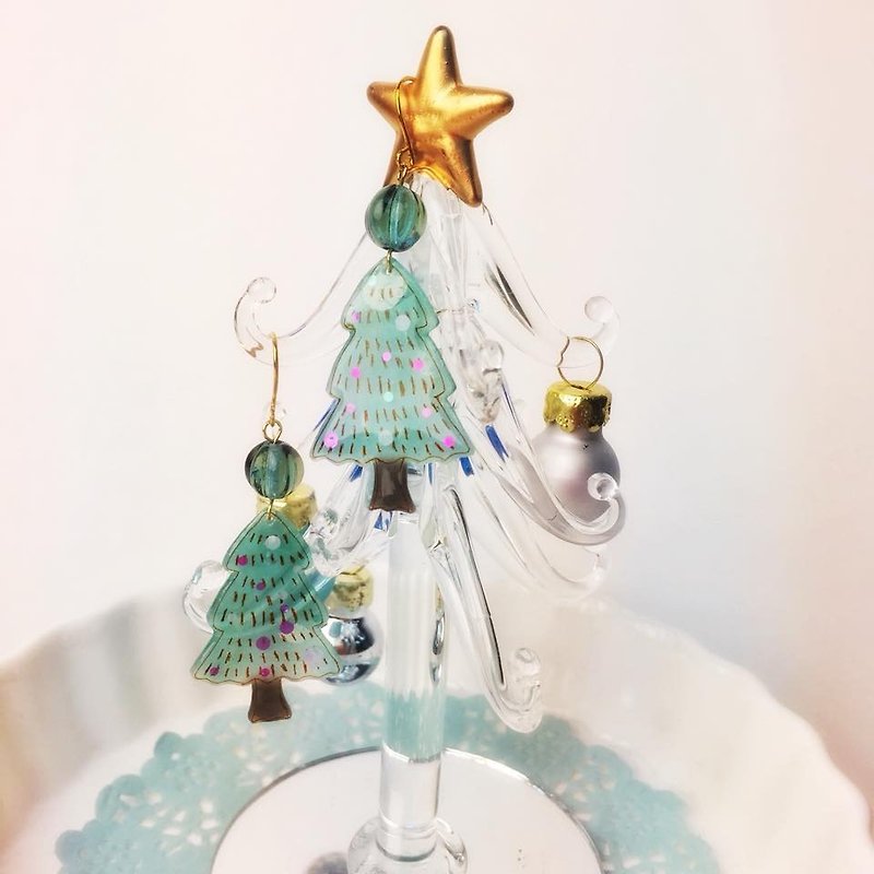 その他の素材 ピアス・イヤリング - [Atelier A.]クリスマス選択された光沢のあるクリスマスツリーイヤリング
