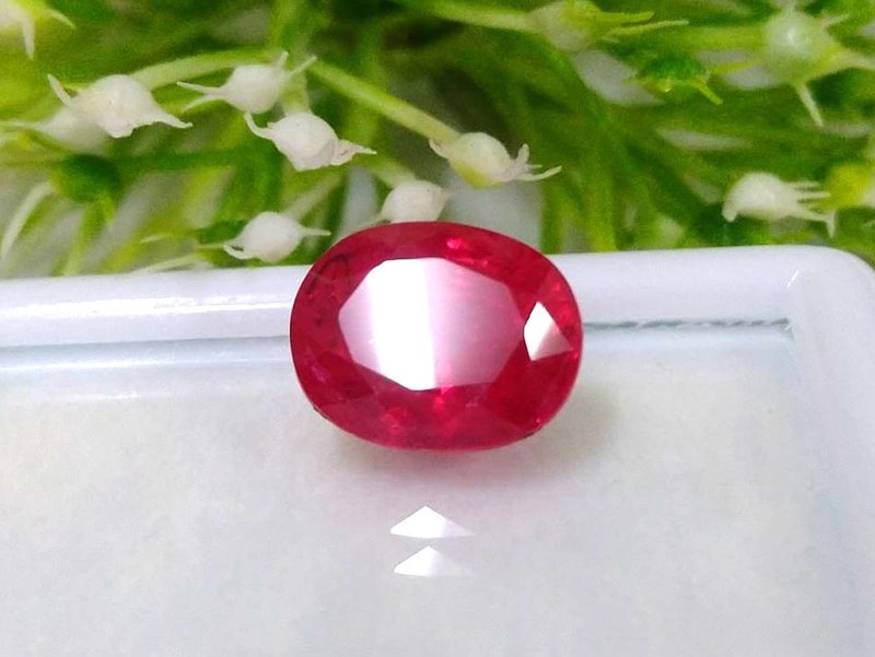 Genuine ruby red 10.2 x 8.2 mm. - 其他 - 寶石 綠色