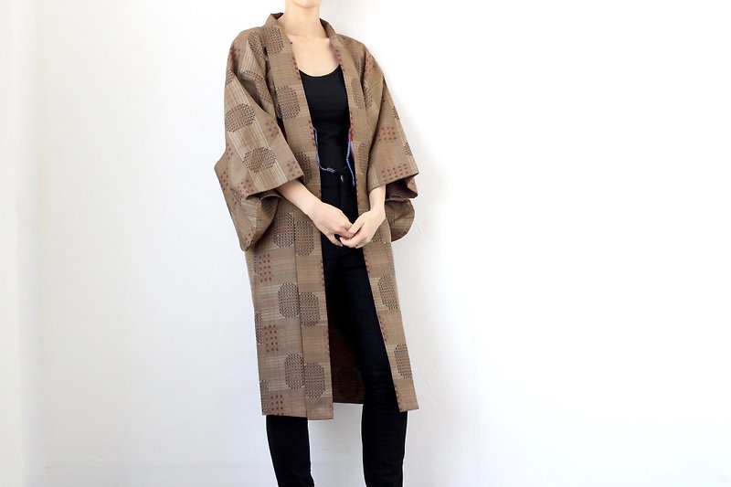 Japanese silk kimono, kimono jacket, traditional kimono, authentic kimono /3948 - 女大衣/外套 - 絲．絹 咖啡色