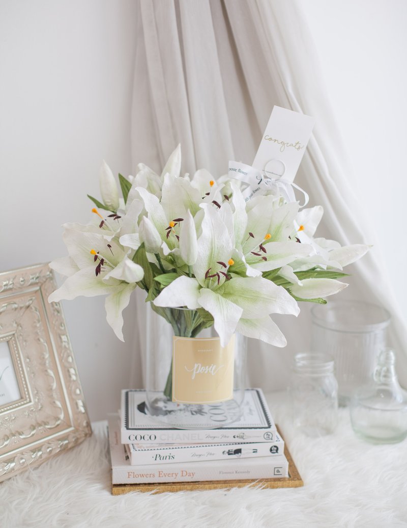 WHITE LILY ENGLISH | Hampton Vase Flower for Decoration - 擺飾/家飾品 - 紙 白色