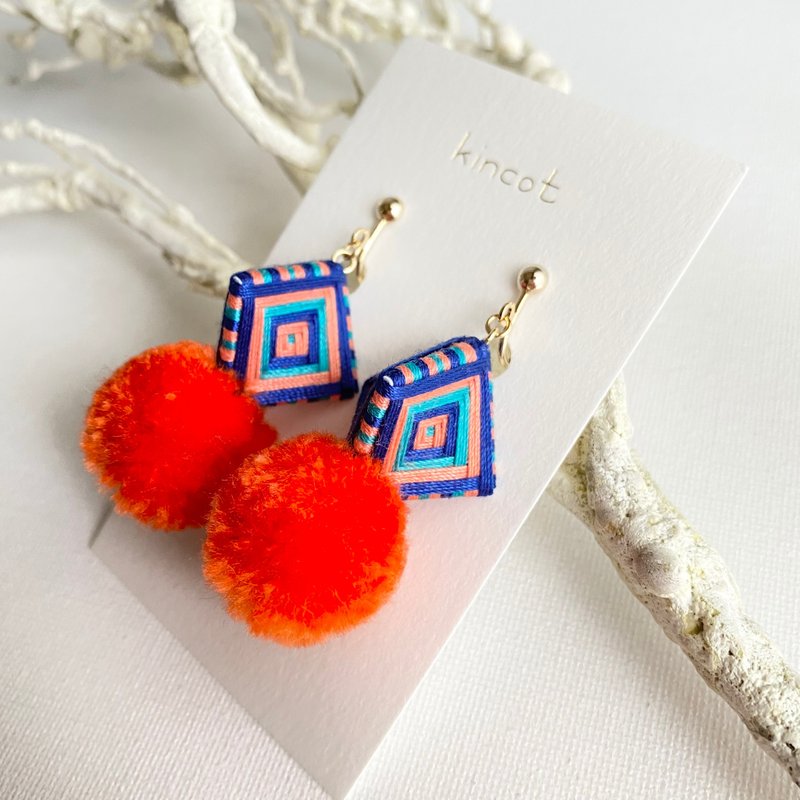 糸巻きポンポン ピアス・イヤリング【ネイビー×オレンジ×エメラルド】 - ピアス・イヤリング - ポリエステル 多色