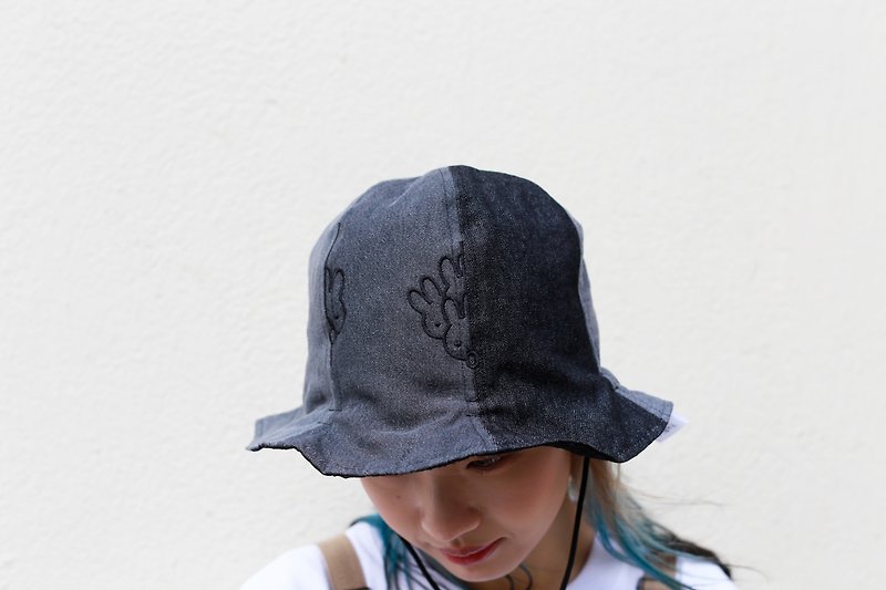 【Pinkoi x miffy】Miffy black denim patchwork reversible Bucket Hat - หมวก - ผ้าฝ้าย/ผ้าลินิน สีน้ำเงิน