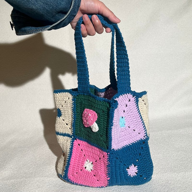Hand-crocheted checkered tote bag (can be worn on the shoulder) - กระเป๋าถือ - ผ้าฝ้าย/ผ้าลินิน หลากหลายสี