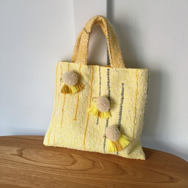 Hand-woven bag with pompon stall pin - กระเป๋าถือ - ผ้าฝ้าย/ผ้าลินิน สีเหลือง
