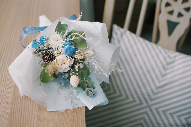 Tanabata Valentine's Day flower gift | Eternal Rose Bouquet - Blue and White Eternal Flower + Dry Flower Tanabata Gift - ตกแต่งต้นไม้ - กระดาษ สีน้ำเงิน