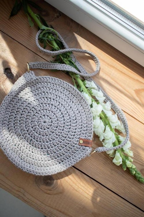 Trendy Knits Round handbag with a long handle.