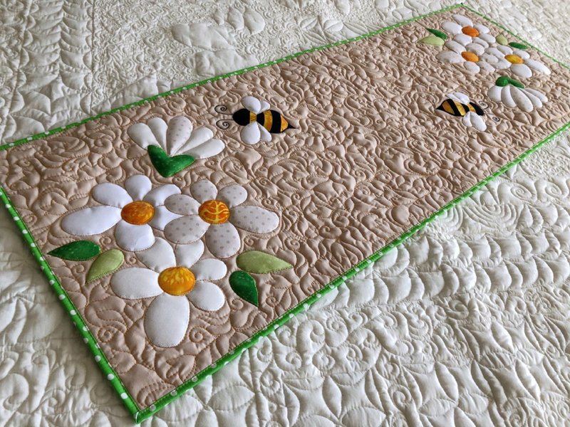 Quilted bees and flowers table runner, Bed topper quilted, Mothers Day mat - ผ้ารองโต๊ะ/ของตกแต่ง - ผ้าฝ้าย/ผ้าลินิน สีทอง