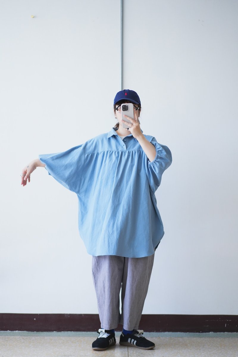 薄霧藍皺褶紋理襯衫領圓弧下擺衫 - 女襯衫 - 棉．麻 藍色