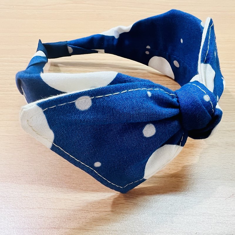 MOYA wide handmade headband with big white dots and small grey dots - เครื่องประดับผม - ผ้าฝ้าย/ผ้าลินิน สีน้ำเงิน