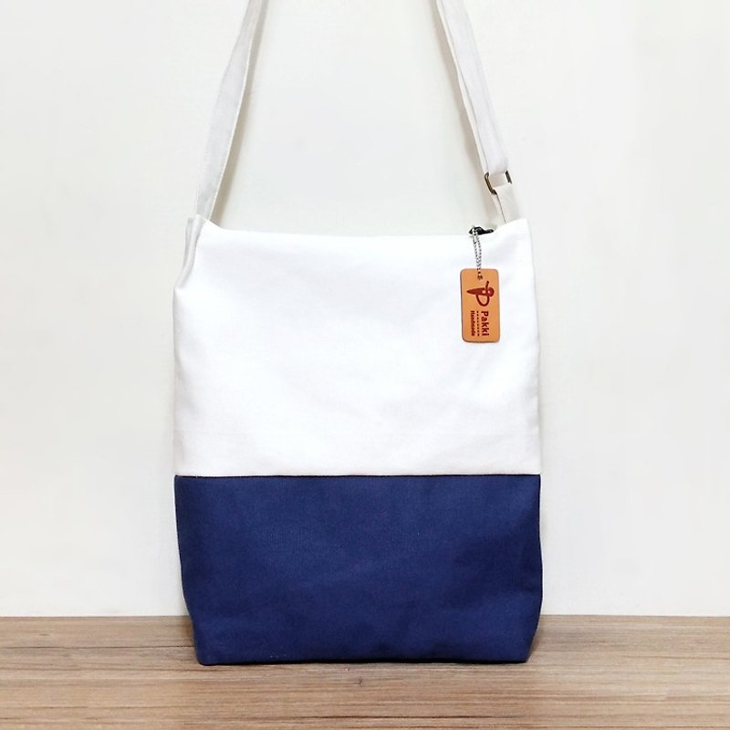ผ้าฝ้าย/ผ้าลินิน กระเป๋าแมสเซนเจอร์ สีน้ำเงิน - Blue & white handmade canvas bag 〈Pakki〉