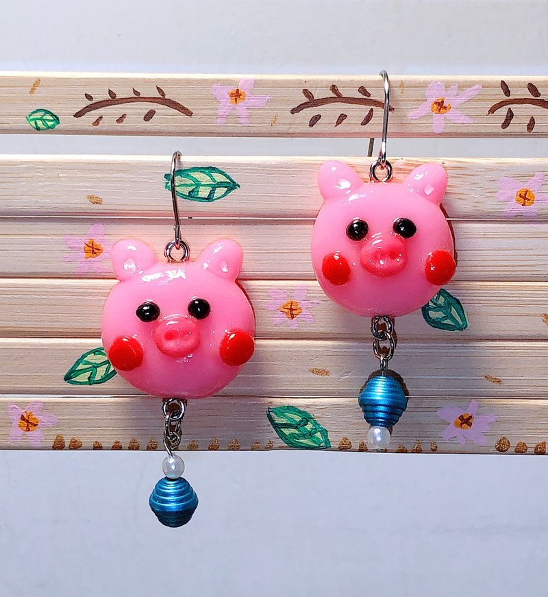 粉紅胖豬豬 手作黏土耳環 手繪捏製 不銹鋼 吊墜款 - 耳環/耳夾/耳骨夾 - 黏土 粉紅色