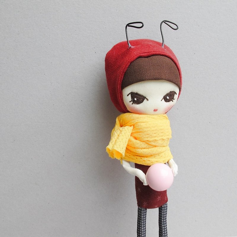 キャンディーを保持している大きな目の赤い蟻 - 人形・フィギュア - コットン・麻 レッド