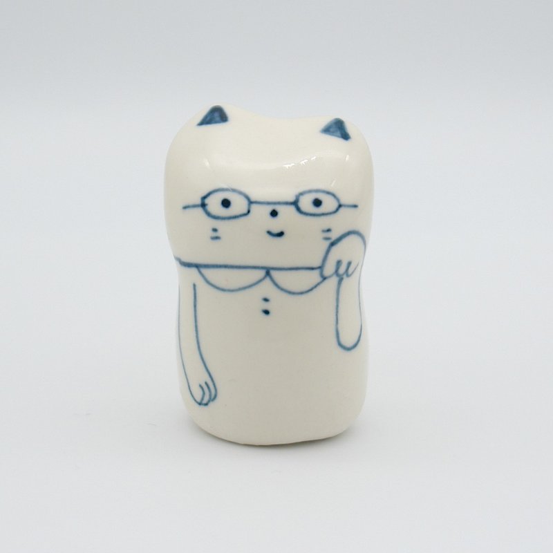 Handmade ceramic doll: Lucky cat wearing glasses - ของวางตกแต่ง - เครื่องลายคราม ขาว